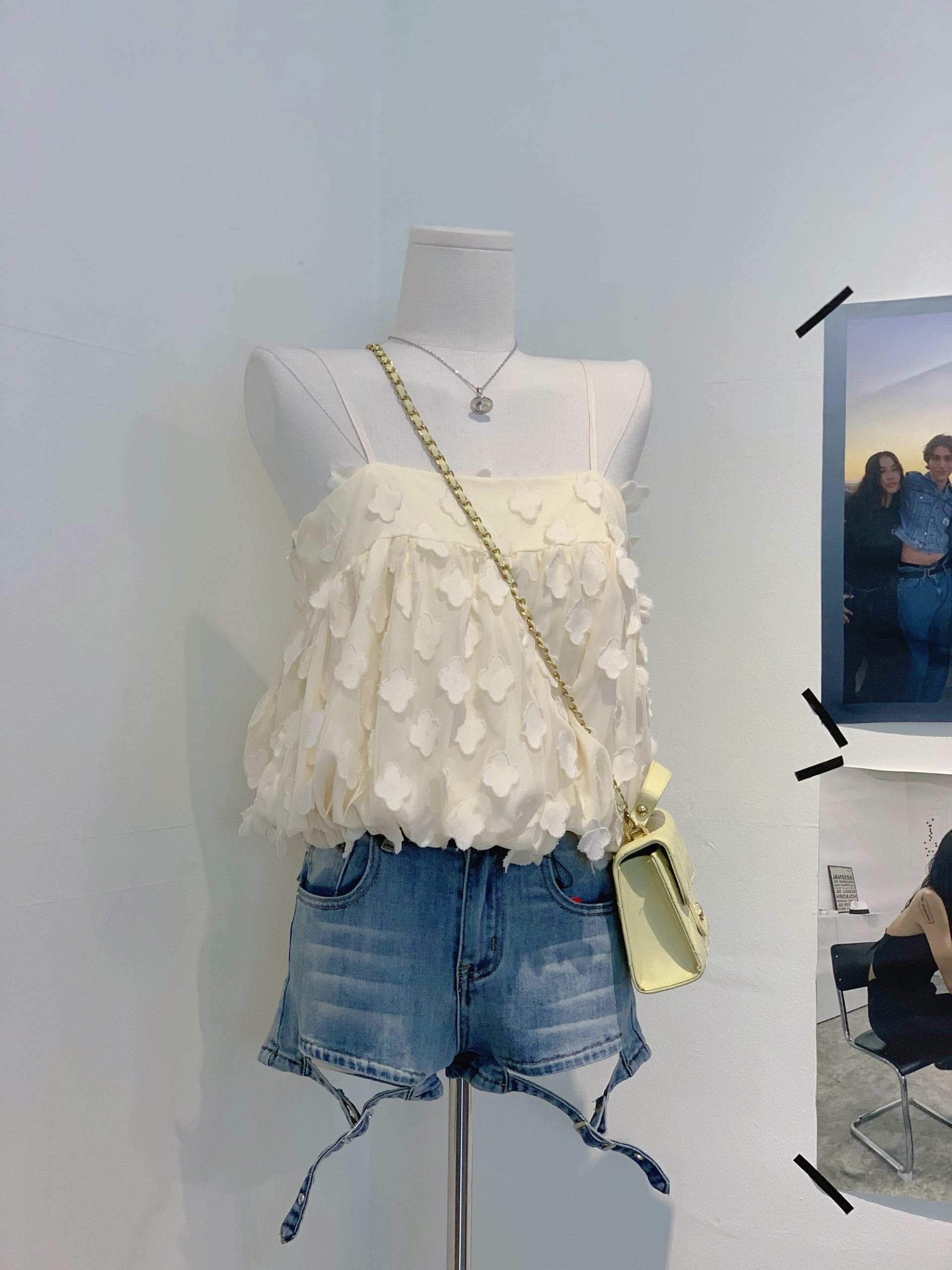 111533 756立体花瓣吊带上衣