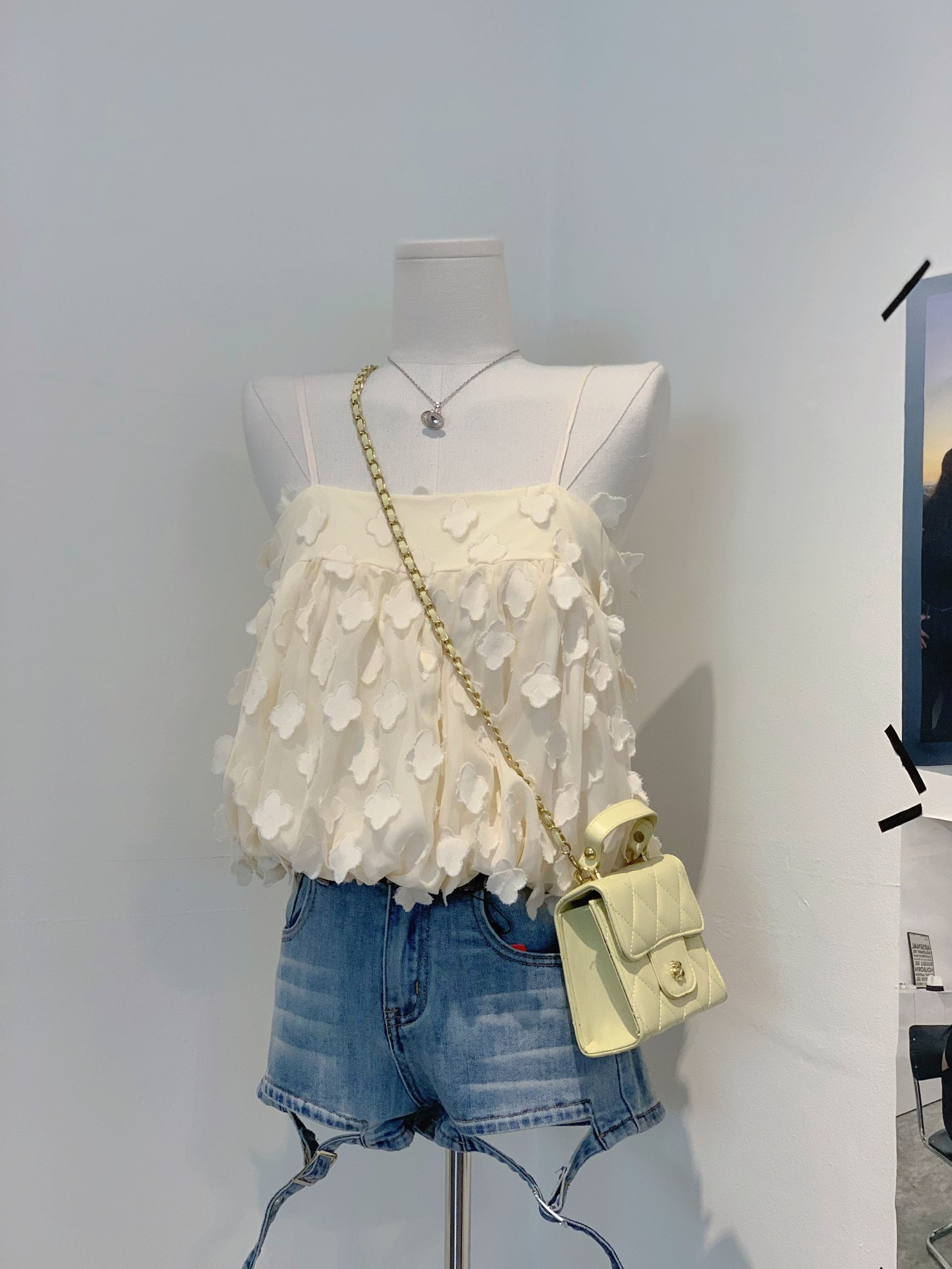 Alternative view of 111533 756立体花瓣吊带上衣