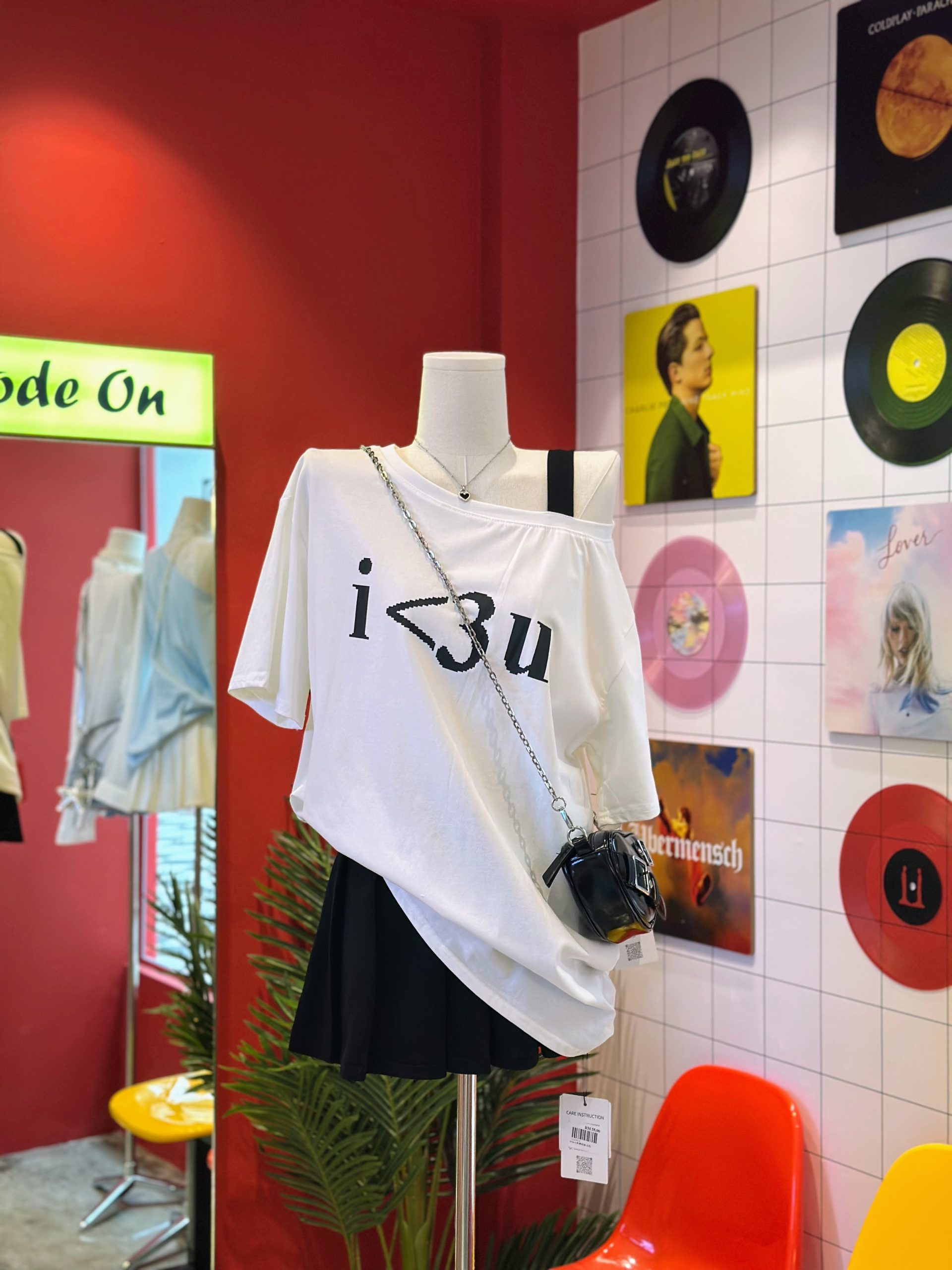 112425 970I<U斜肩短袖